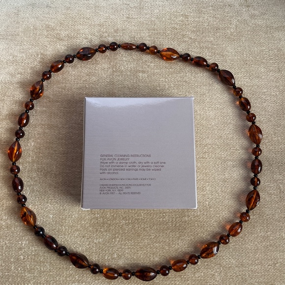 VINTAGE (1987) AVON FASHION ESSENTIALS NECKLACE - Picture 4 of 4